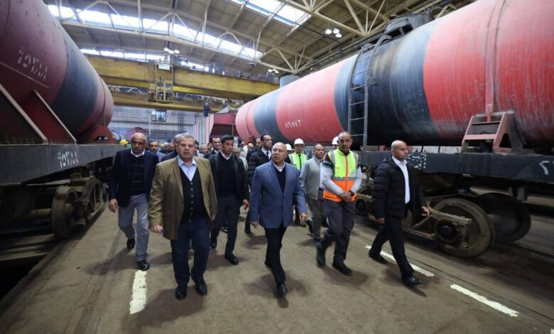 وزير النقل يتفقد ورش عربات جبل الزيتون بالإسكندرية ويؤكد: تعظيم نقل البضائع بالقطارات أولوية استراتيجية