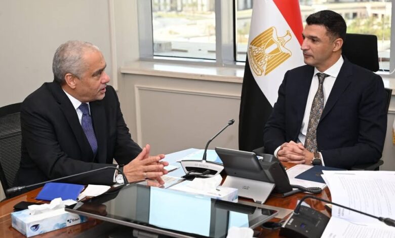 وزير الصناعة يبحث مع مجموعة العربي خطة توسعات جديدة بقيمة 480 مليون دولار في قويسنا الجديدة