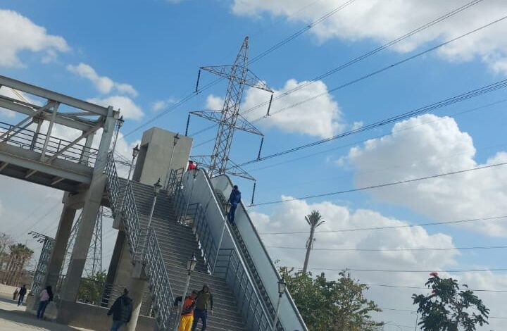 جهاز 6 أكتوبر يبدأ تشغيل سلالم كباري المشاة أمام سوق الجملة والفردوس