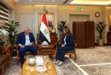 وزيرة التنمية المحلية تبحث مع محافظ مطروح التصدي لمخالفات البناء وتقنين أراضي الدولة